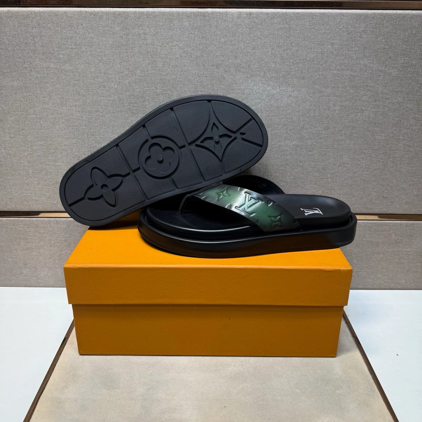 ⬛️Men's shoes 💰p400 [LV～] Men's casual slippers 2025z cabinet sales simultaneously 🔶Size: 39-44#️⃣ 🔷4 colors🔜The upper is made of cowhide stitching➕Genuine leather lining, comfortable and breathable, sole: original comfortable and wear-resistant outsole, ⚠️Real 📱Photographed🎬The real thing is better📢📢📢